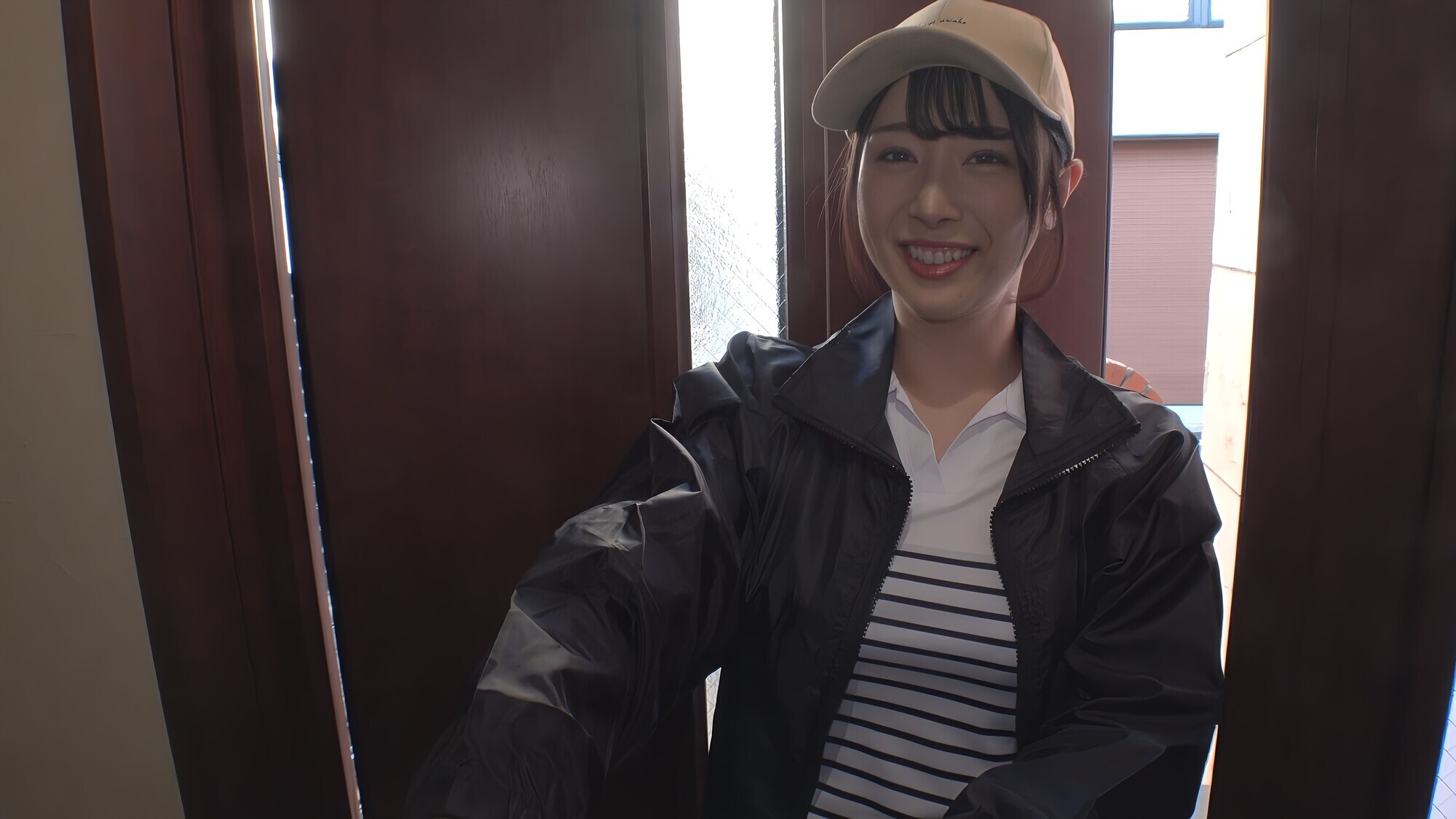 街でよく見かける地域担当の宅配パート妻 配達された勢いでガチ口説き！あっという間に他人ま〇こGET完了！