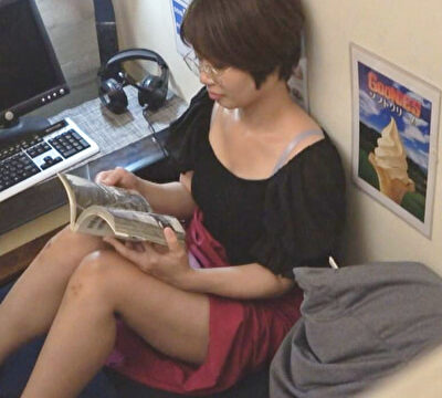 ネカフェ店員が密かに用意したスペシャルドリンクでカリスマお騒がせ動画配信者に変貌！メガネっ娘のマシュマロオッパイを揉みくだす！
