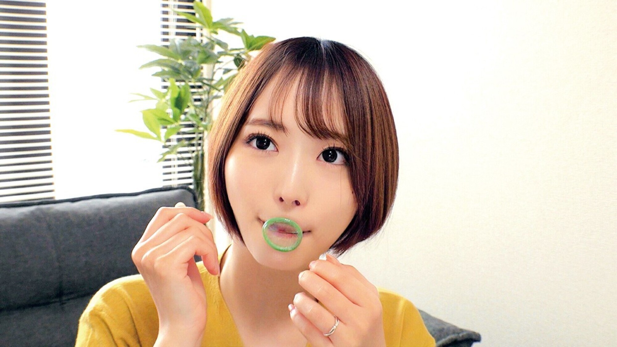 素敵な人妻が「童貞チ○ポにお口だけでコンドーム装着」に挑戦！ノーハンドで童貞デカチンを夢中で咥えたご無沙汰な奥様のオマ○コはいやらしいスケベ汁が溢れ出す！夫に内緒で筆おろしwwエロ優しい奥様はゴムを外して生中出し！