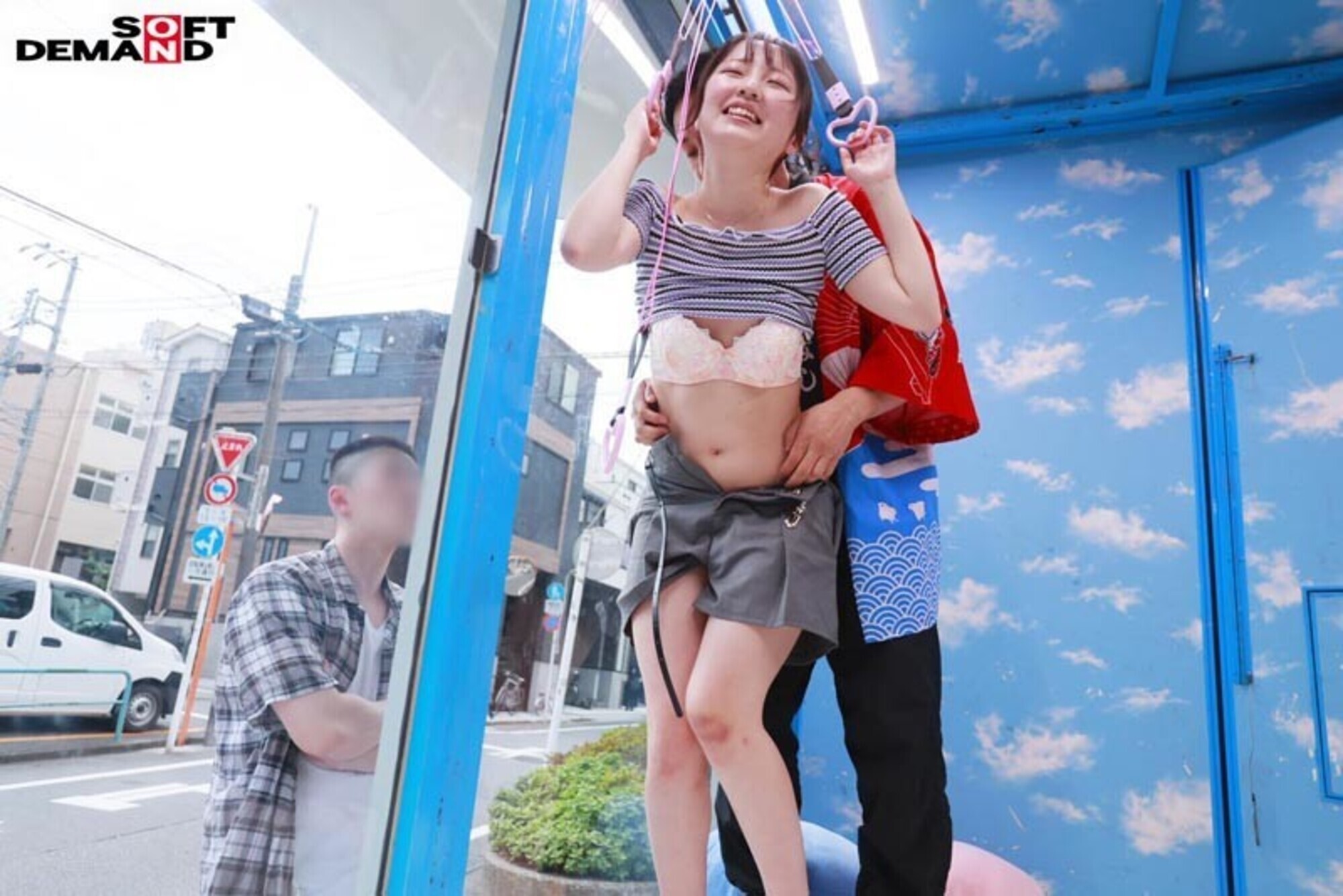 マジックミラー号 絶対に気持ちよくなってはイケない！！！愛する彼氏とはミラー越し30cmの状況でくすぐり我慢ゲームと称して凄腕AV男優の妙技でHにいじくりたおす！！！ 鎖骨の綺麗なオフショル女子5名収録